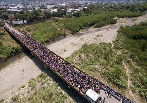 Miles de venezolanos se apresuran a cruzar la frontera hacia Colombia