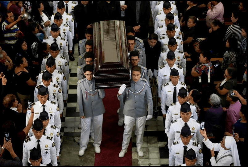 Fieles guatemaltecos despiden al arzobispo Óscar Julio Vián