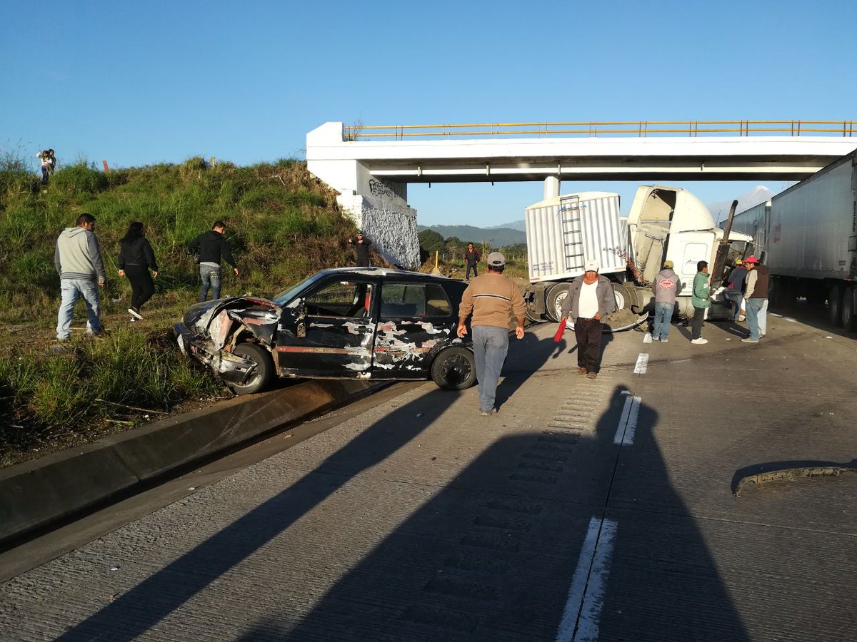 Hombre se salva de milagro tras accidente en autopista de Veracruz