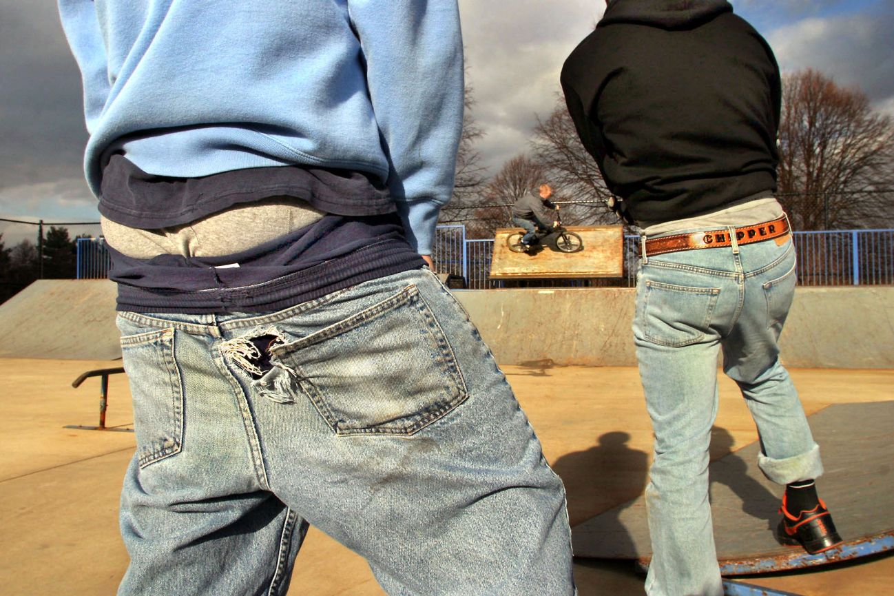 imagen-de-dos-jovenes-estadounidenses-usando-pantalones-a-media-nalga-carolina-del-sur