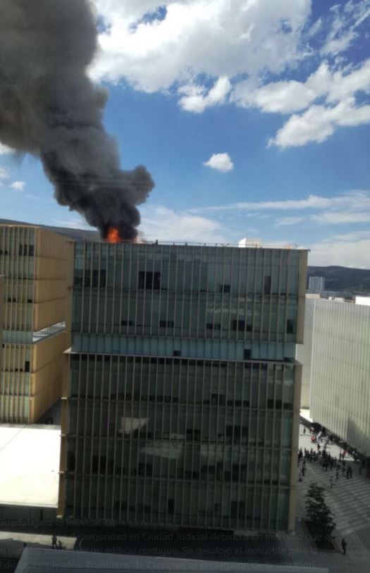 Incendio en Ciudad Judicial, en Zapopan, Jalisco, alerta a cuerpos de emergencia