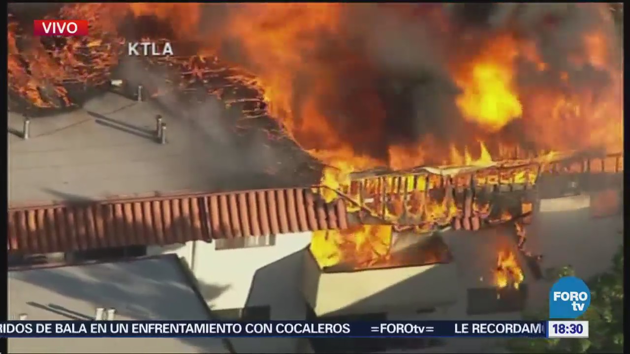 Incendio consume edificio de apartamentos en Los Ángeles