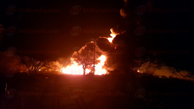 Toma clandestina provoca explosión e incendio en ducto de Pemex en Michoacán