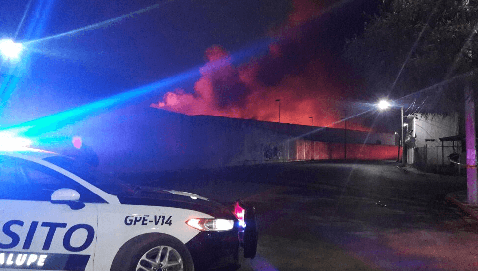 Incendio consume fábrica de plástico en la carretera Reynosa-Santa Cruz