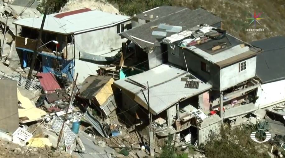 Investigan derrumbe que afectó al menos 100 de casas en Tijuana