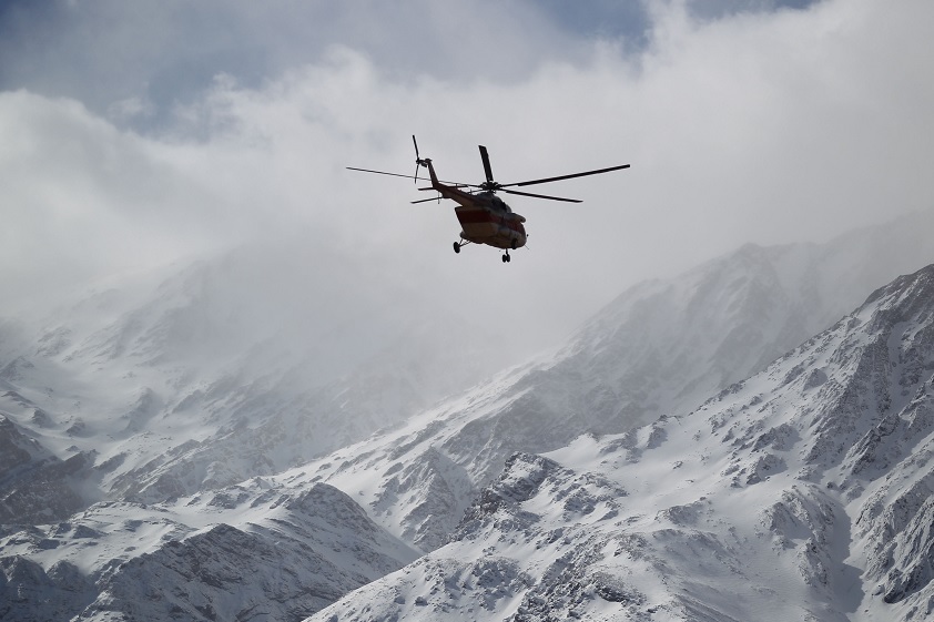 Buscan restos del avión que cayó en montañas de Irán