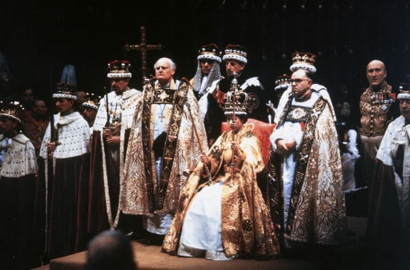 La reina Isabel II celebra 66 años en el trono británico