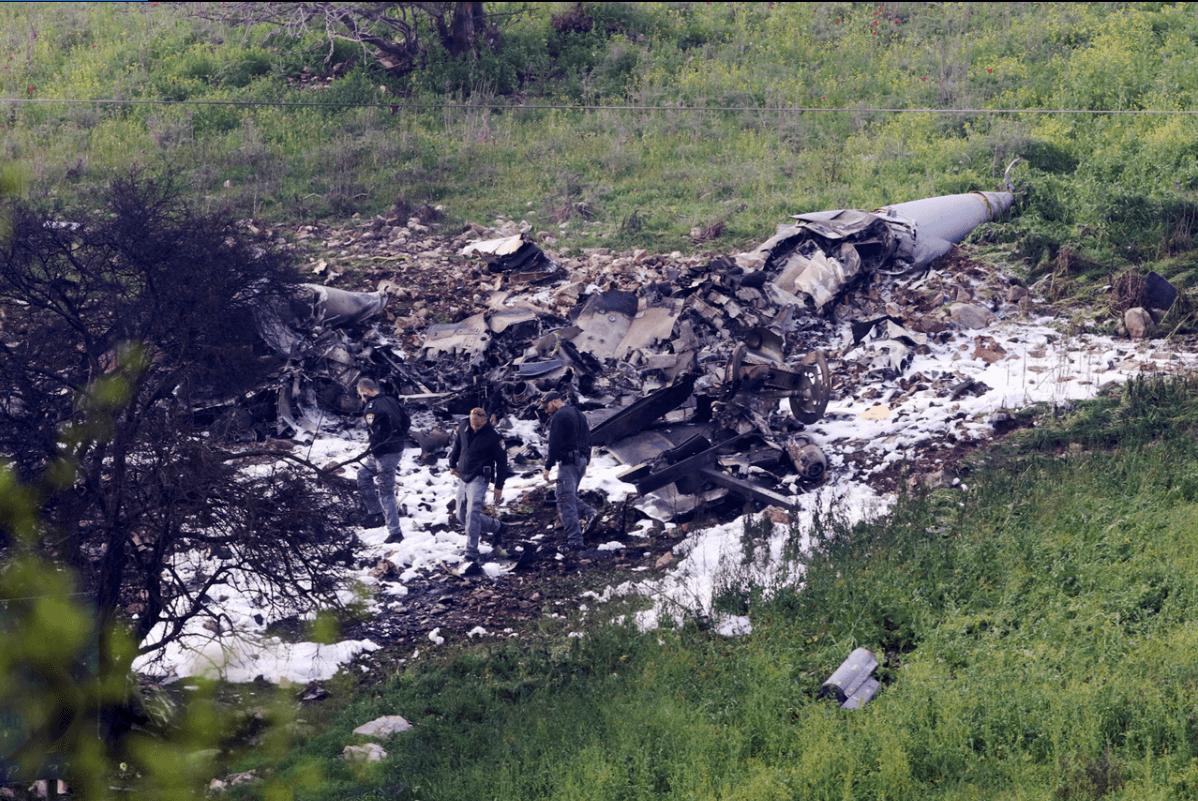 Israelíes inspeccionan los restos de un avión caza F16