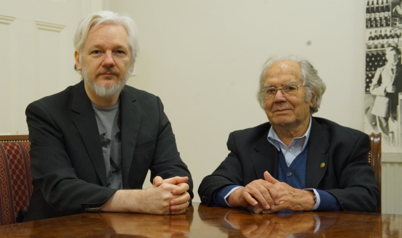 Assange recibe a Pérez Esquivel en embajada de Ecuador en Londres