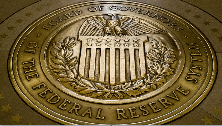 Fed prevé mantener alza de tasas de interés y crecimiento sostenido