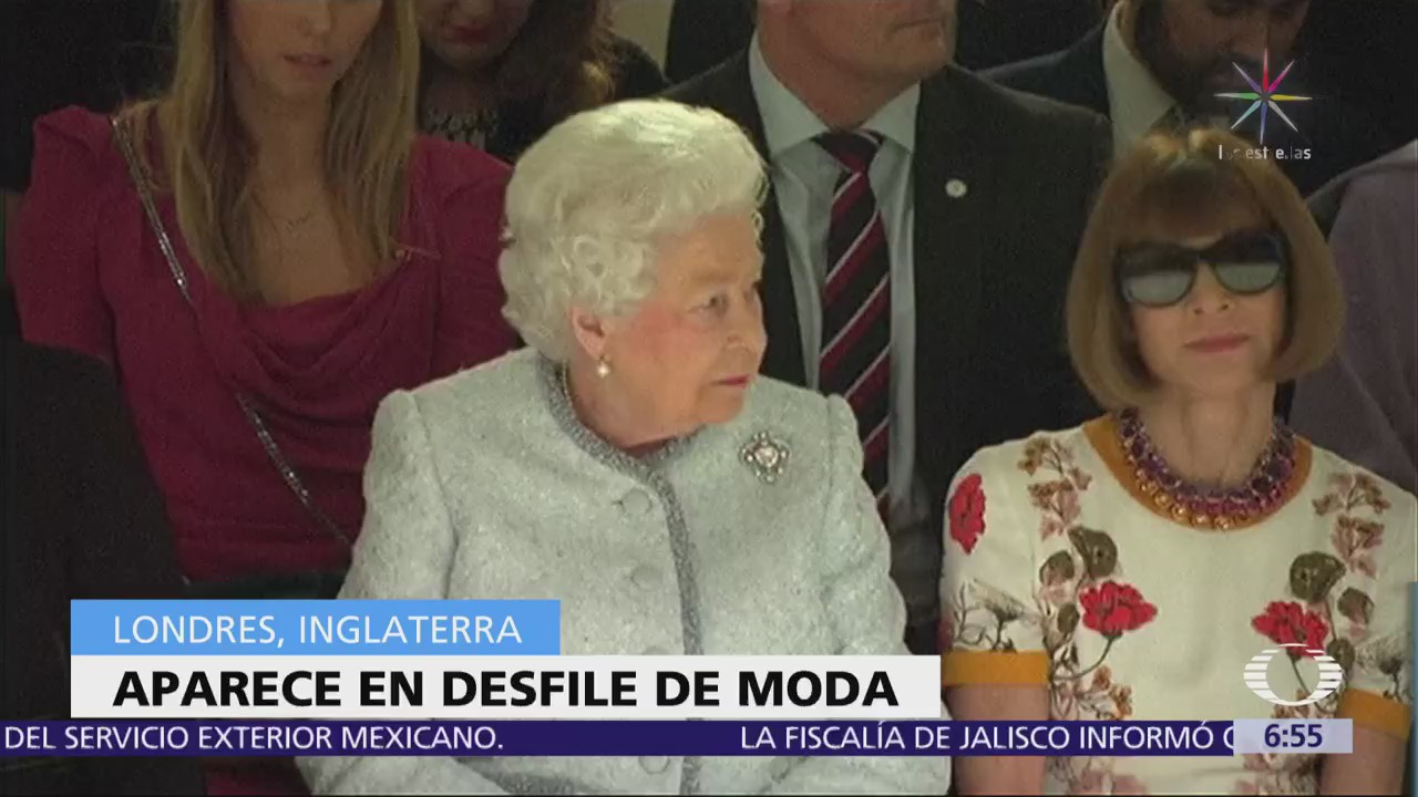 La reina Isabel II acude a un desfile de modas en Londres