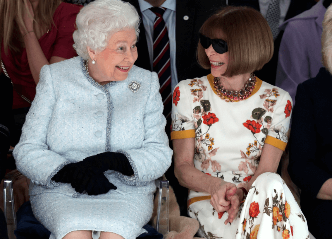 Inaceptable que Wintour no se quitara los lentes ante Isabel II