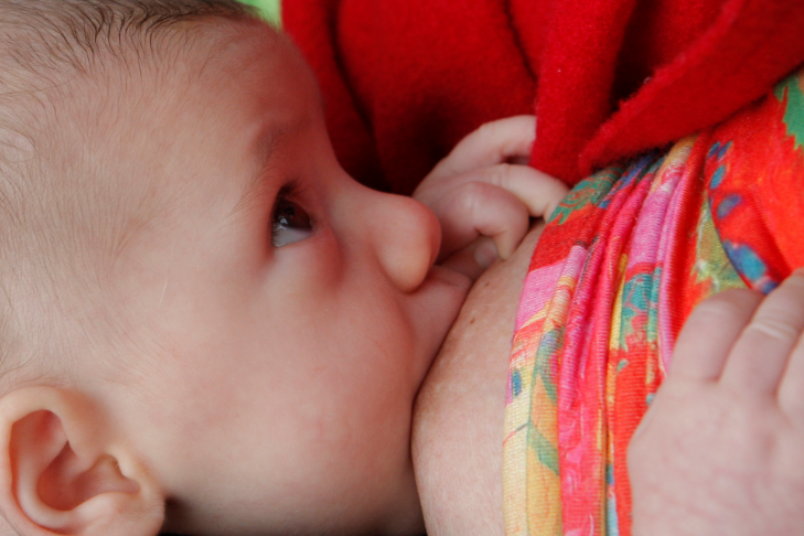 Mujer transgénero logra amamantar a su bebé