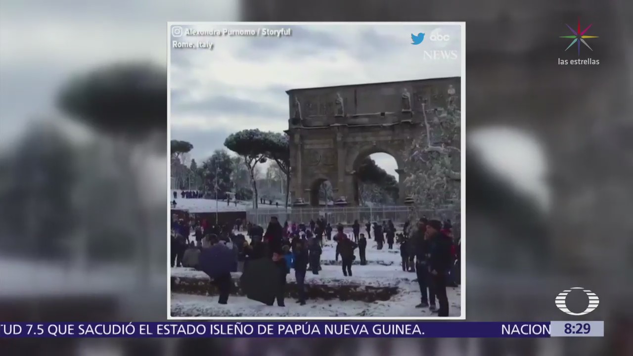 Luchan con bolas de nieve en el Coliseo de Roma