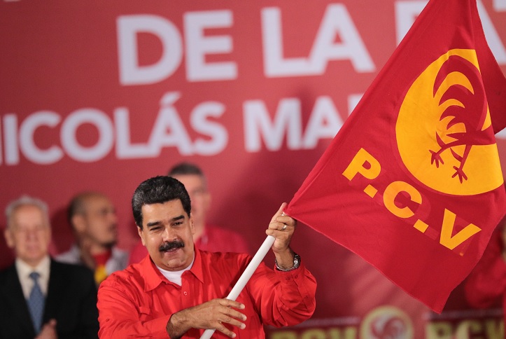 Maduro festeja tras formalizar candidatura a la reelección en Venezuela