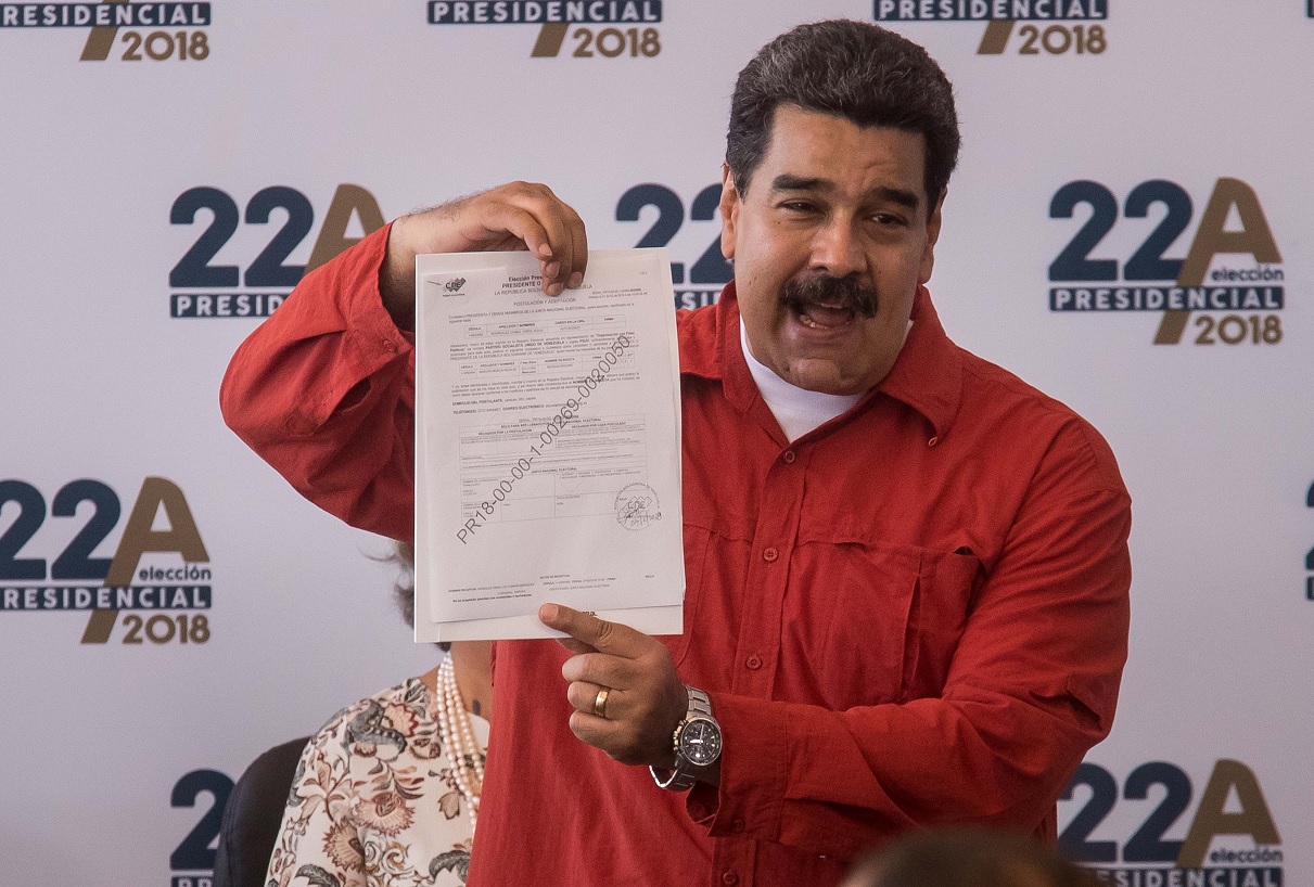 Maduro festeja tras formalizar candidatura a la reelección en Venezuela
