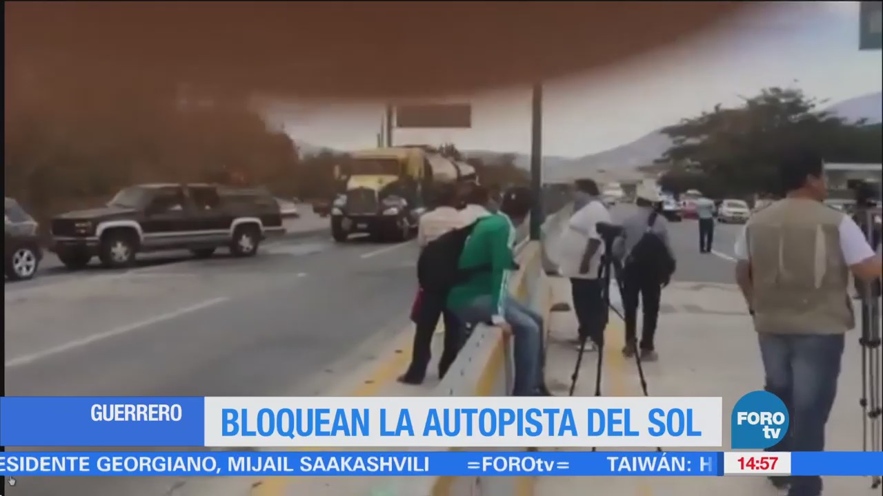Manifestantes Bloquean Autopista Sol