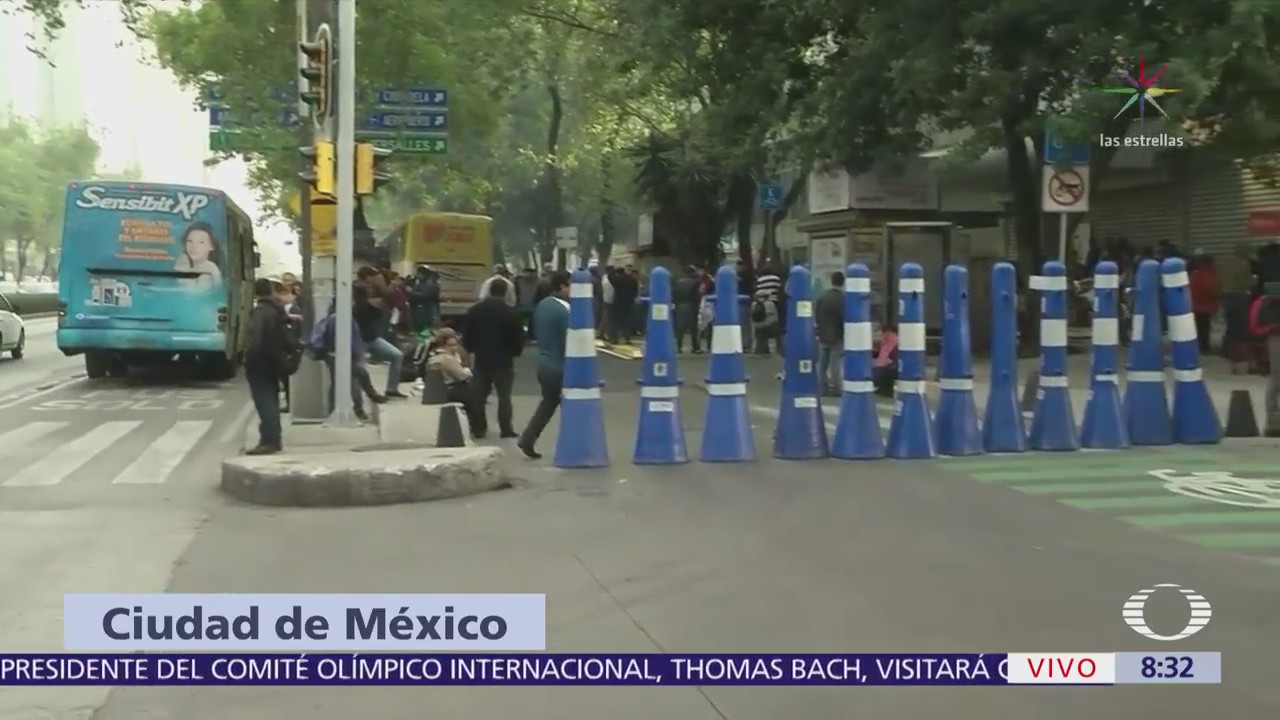 Manifestantes cierran carriles laterales de Reforma frente a Sedesol