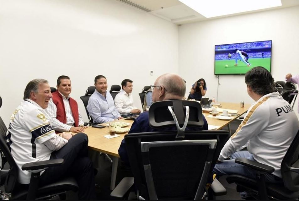 Meade ve el partido Pumas contra Chivas en oficinas de su campaña