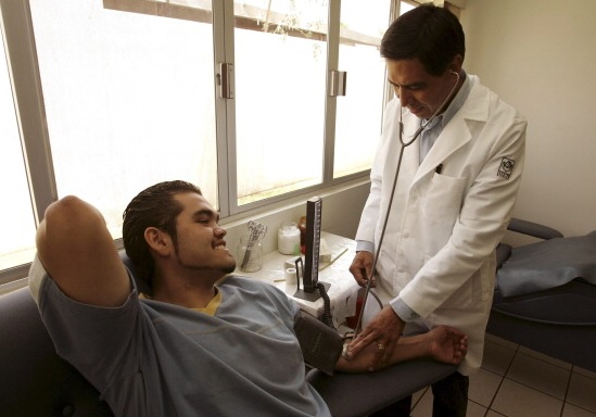 Peña Nieto reconoce a médicos en el Día Mundial contra el Cáncer