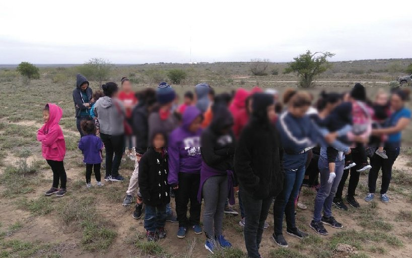 Rescatan a 103 migrantes abandonados en la caja de un tráiler en Tamaulipas