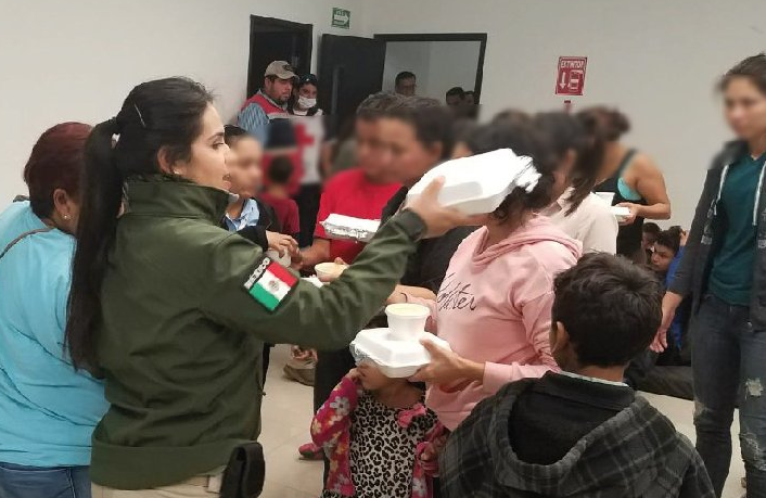Rescatan a 103 migrantes abandonados en la caja de un tráiler en Tamaulipas