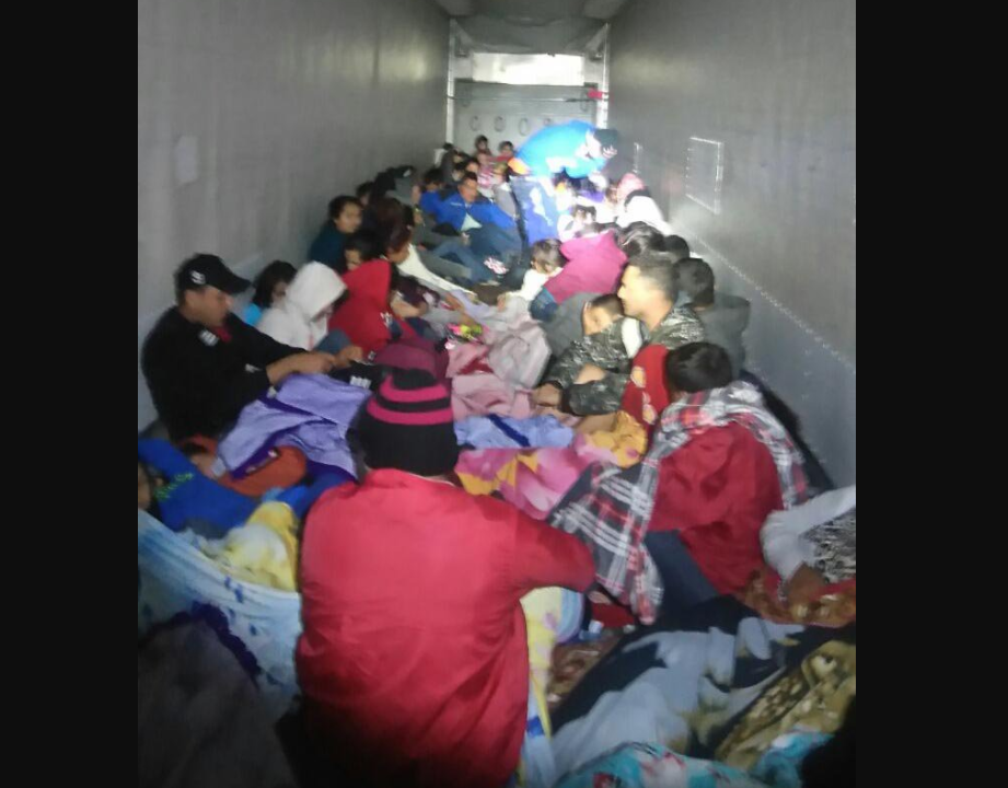 INM y Sedena rescatan a 198 migrantes que viajaban en dos tráileres