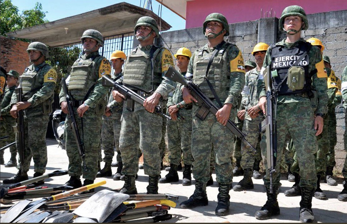 militares ayudan en la reconsutrccion de viviendas en jamiltepec oaxaca