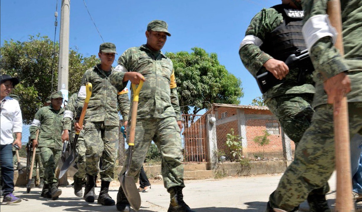 militares ayudan en la reconsutrccion de viviendas en jamiltepec oaxaca
