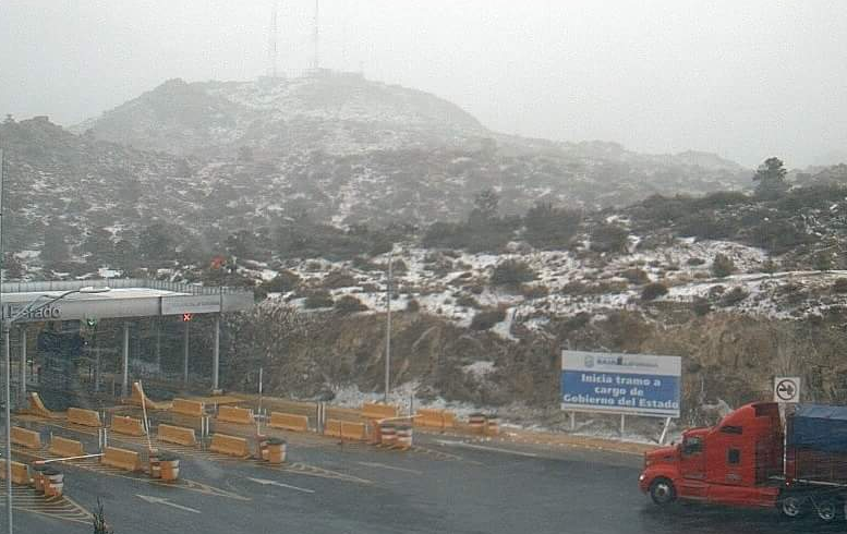 Cae nieve en autopista La Rumorosa-Tecate, en Baja California