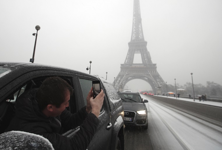 Intensas nevadas causan retrasos y cancelaciones de vuelos en aeropuertos parisinos
