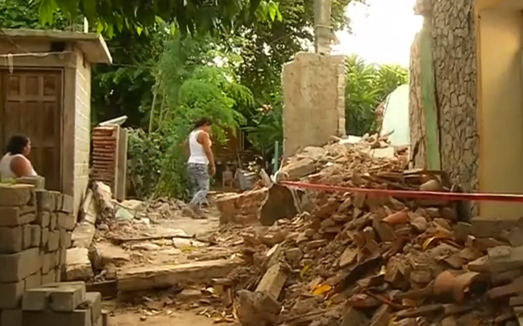 mujeres fabrican adobes reconstruir viviendas sismo oaxaca