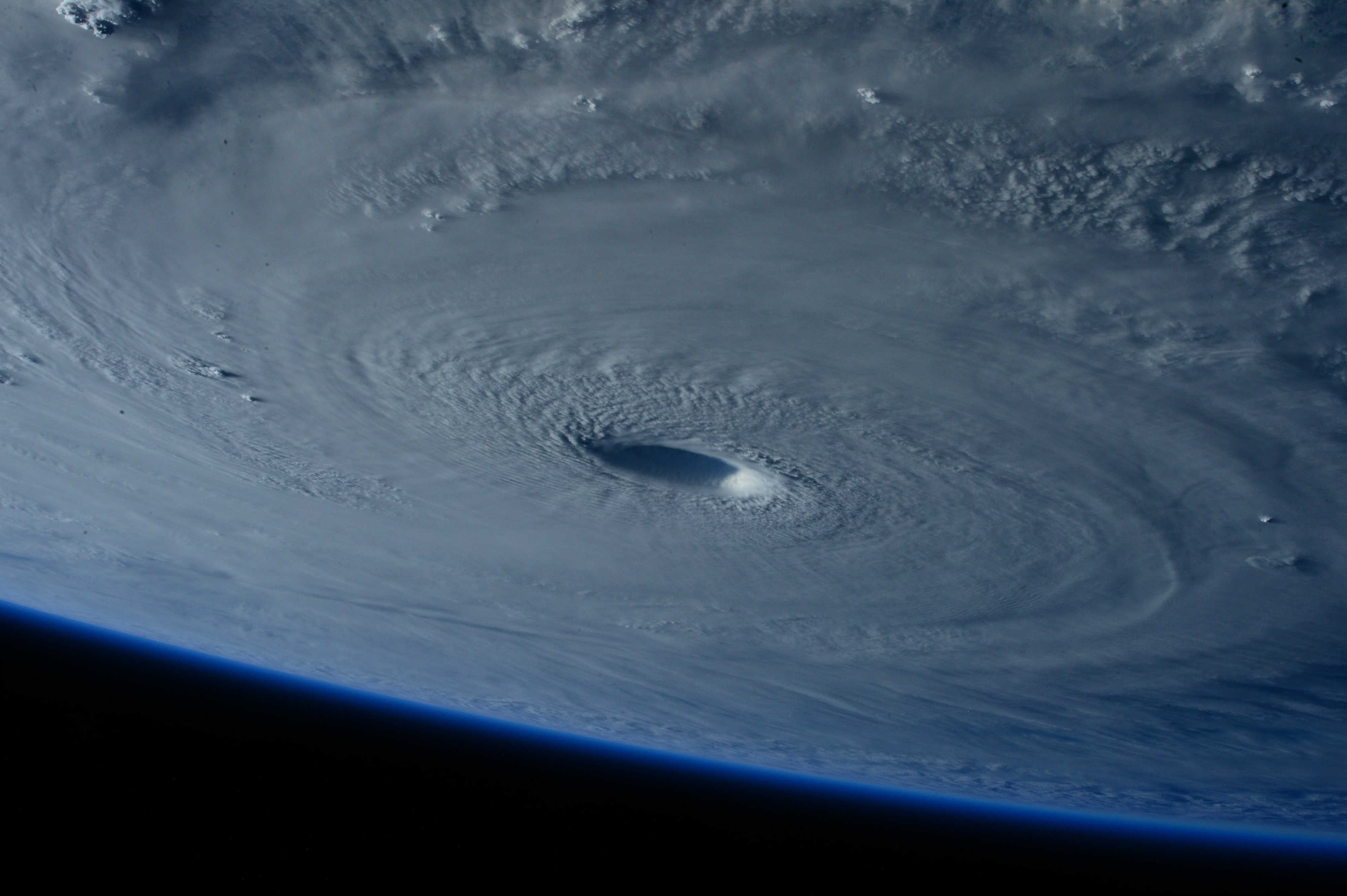 ojo-de-un-huracan-visto-desde-el-espacio-2016