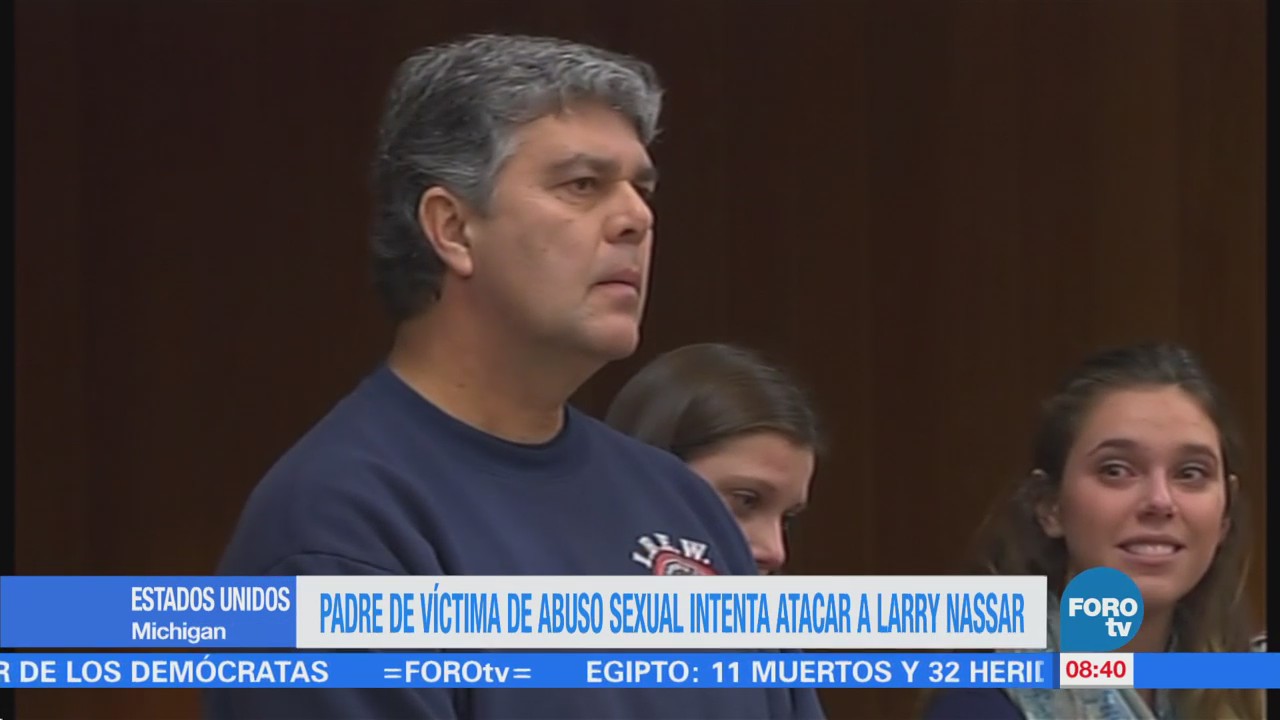 Padre de víctima de Larry Nassar intenta atacarlo en la Corte