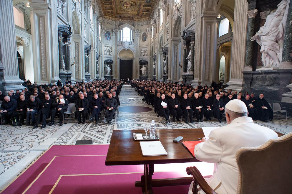Papa publica documento que obliga a obispos a renunciar a 75 años
