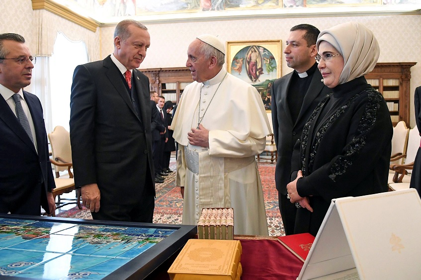 Papa Francisco y Erdogan discuten sobre promover la paz en Medio Oriente