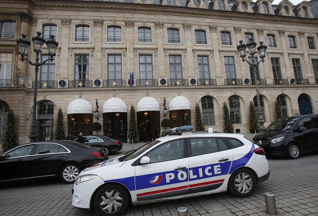 Policía de París patrulla con vehículos eléctricos para reducir la contaminación