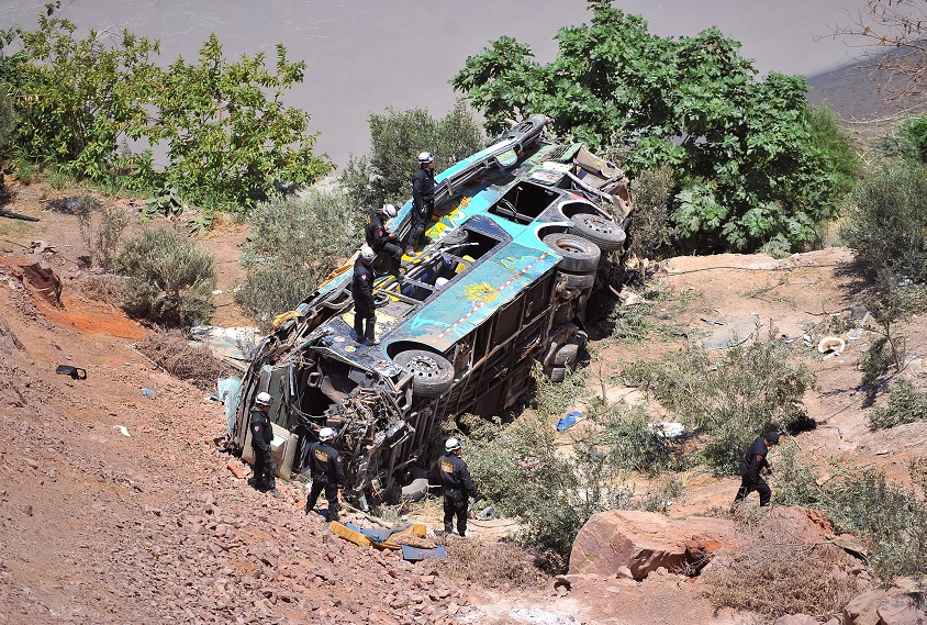 Autobús cae abismo de 200 metros en Perú; hay 44 muertos