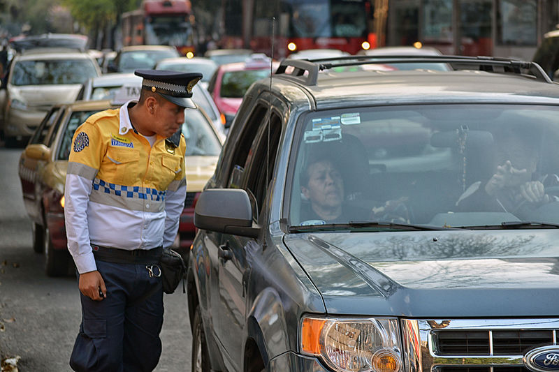 policia-transito-impone-multa-conductor-avenida-ciudad-de-mexico