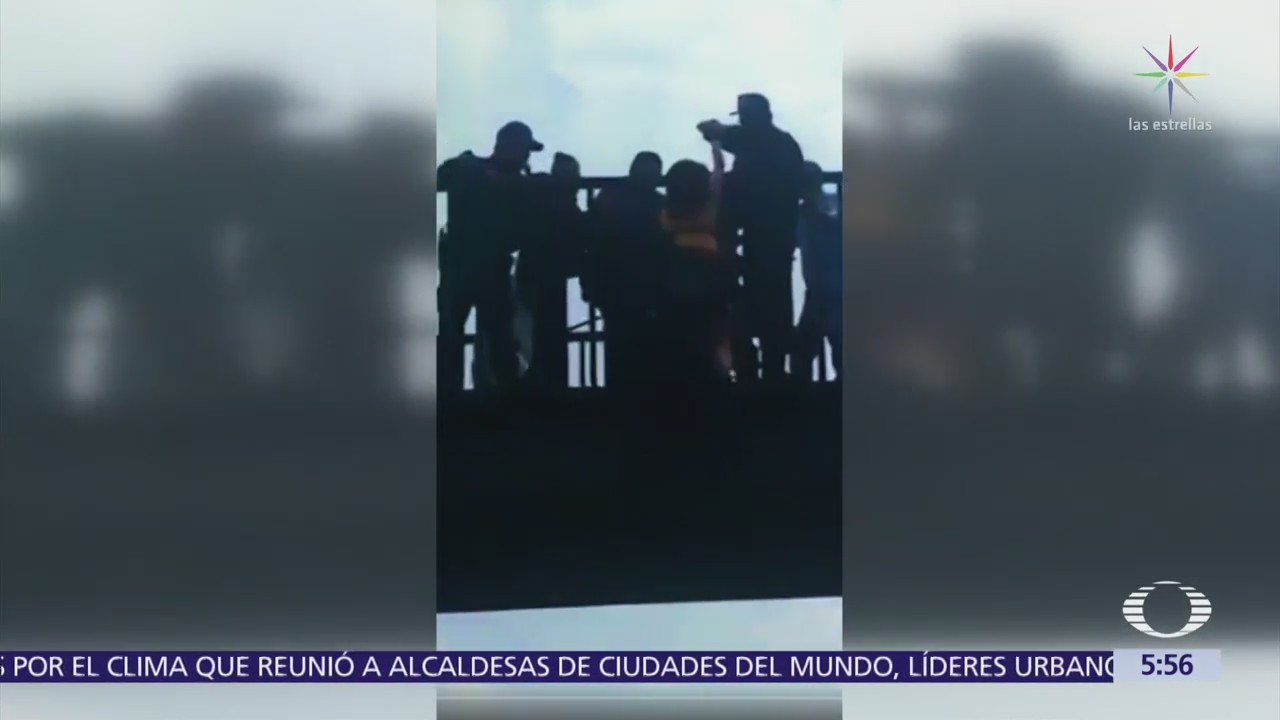 Policías CDMX salvan a joven que intentó lanzarse desde un puente