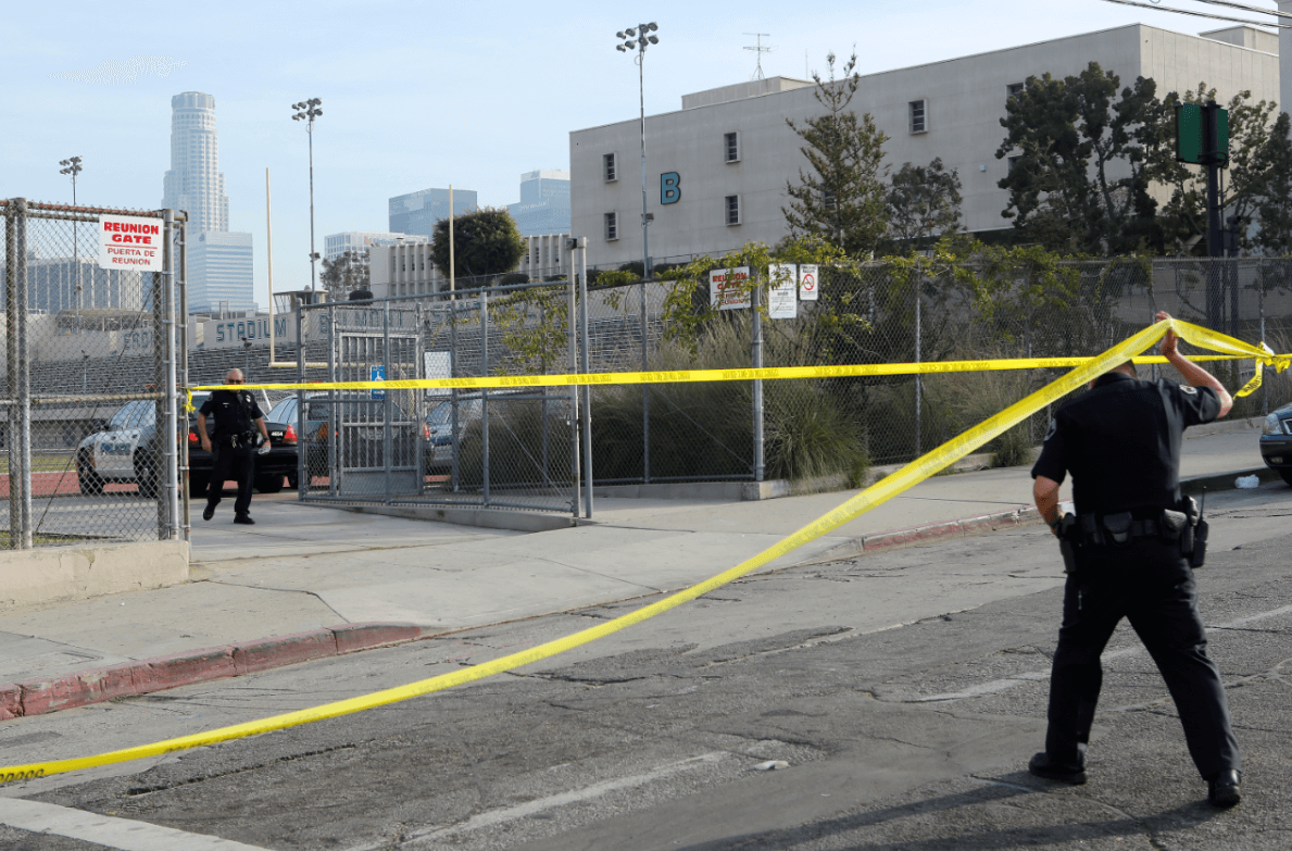 Policías cercaron la escuela tras el tiroteo en Los Ángeles.