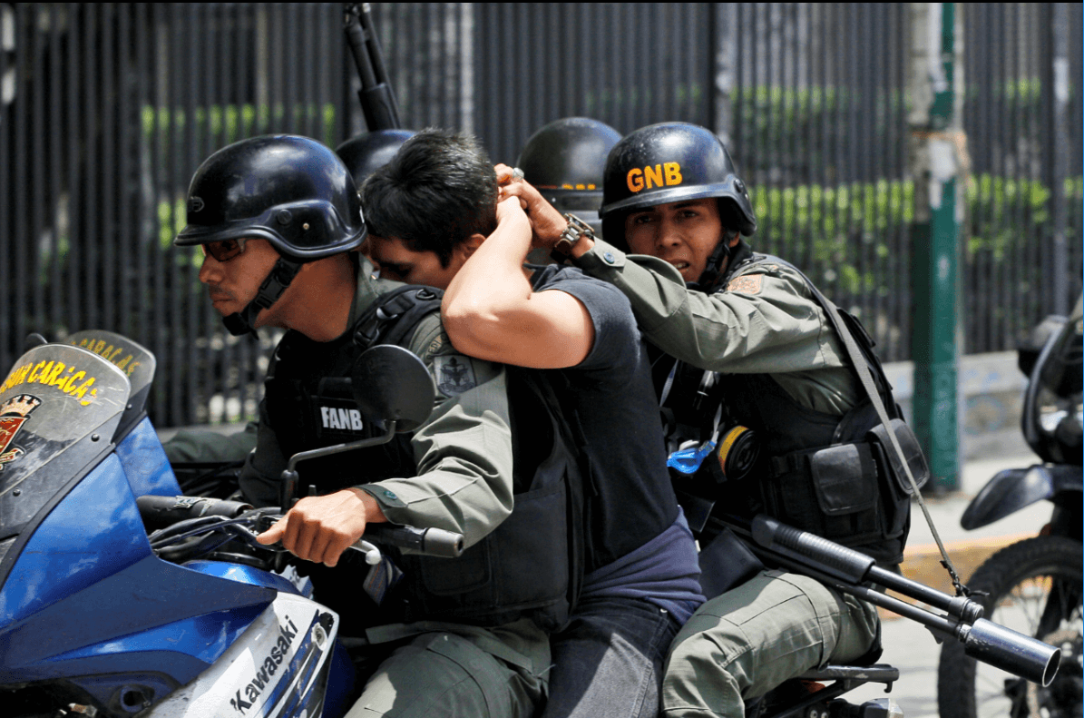 Policías venezolanos durante arresto de manifestantes