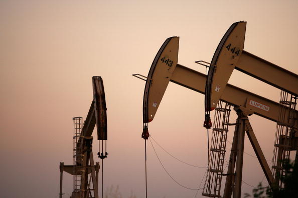 Sube precio de petróleo de EU pese a incremento en inventarios