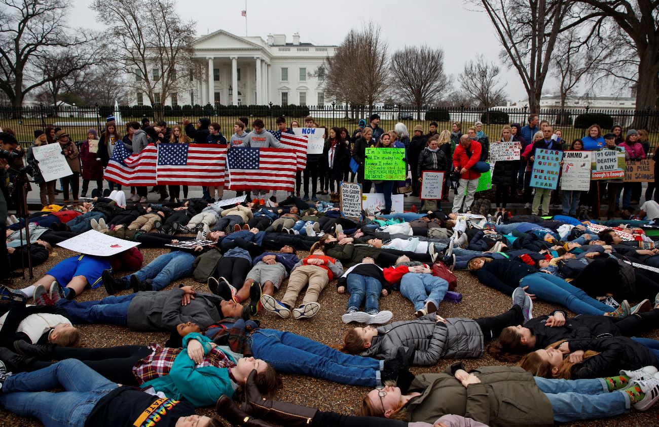 Estudiantes protestan ante la Casa Blanca para pedir control de armas en EU. (AP)