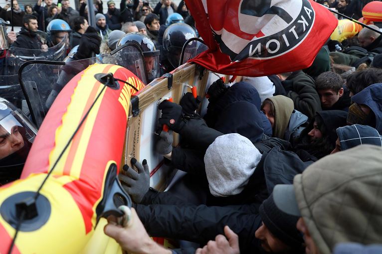 Miles marchan en Italia contra resurgimiento de fascismo y racismo