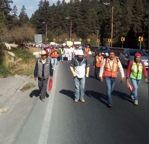 Comuneros marchan en la carretera federal México-Toluca