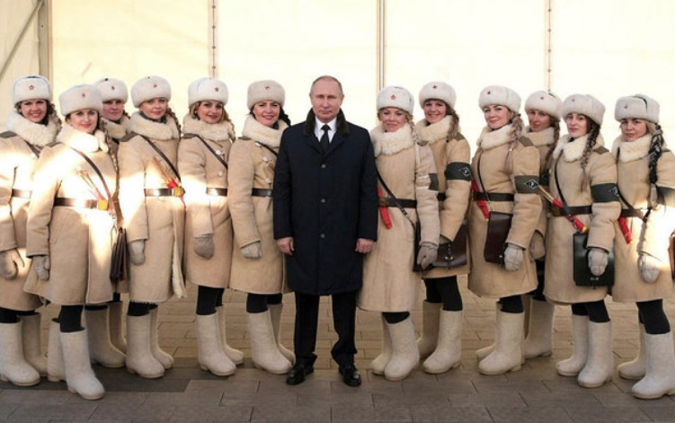Mujeres con uniformes del Ejército Rojo rodean a Vladimir Putin