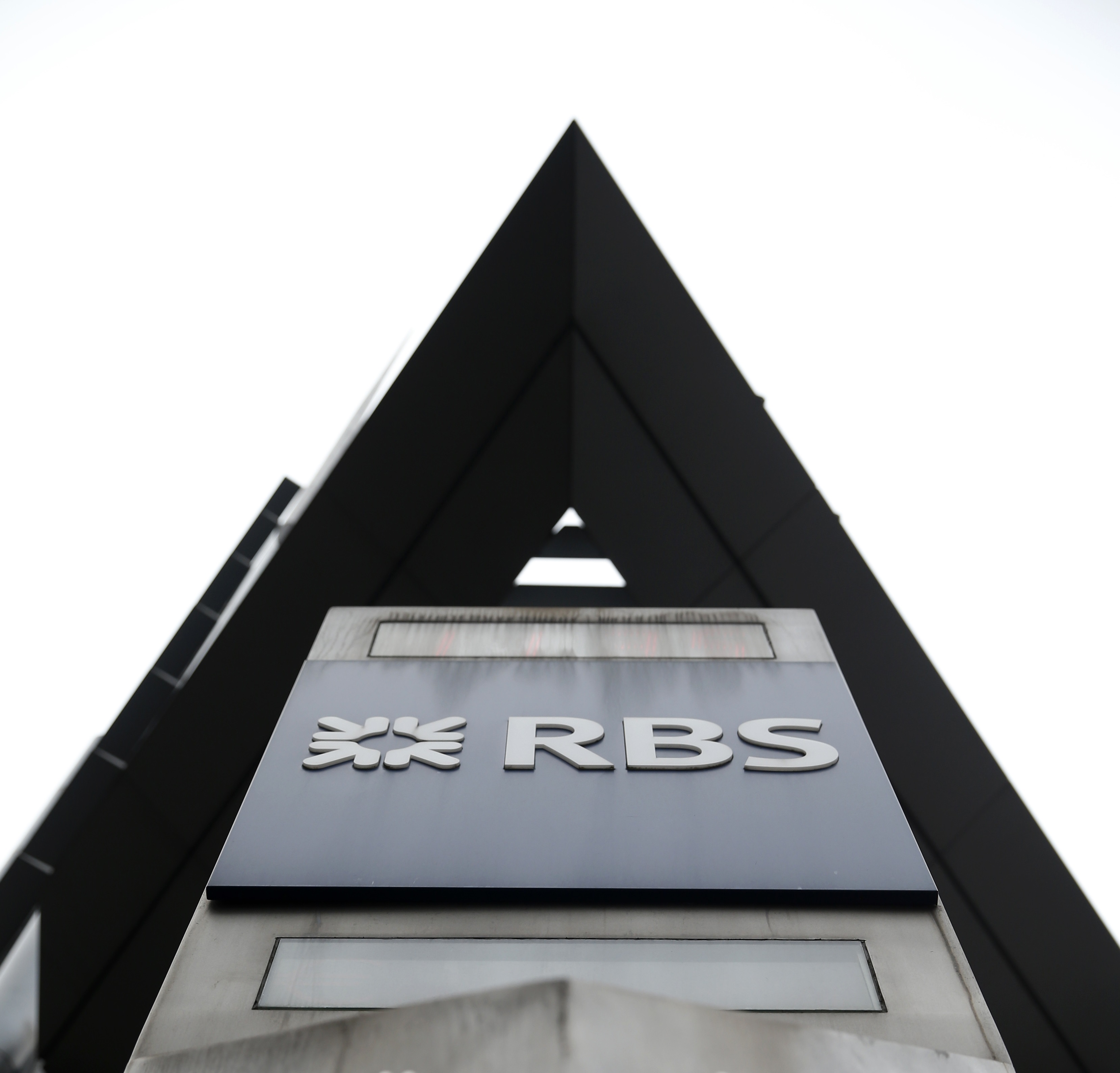 Banco escocés aconsejó mal a empresas con problemas financieros, destaca informe
