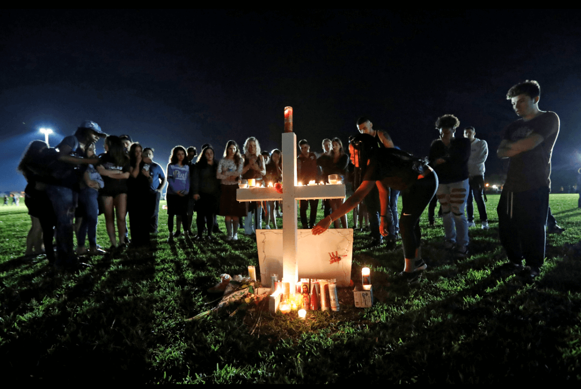Realizan vigilia por las víctimas del tiroteo en Florida