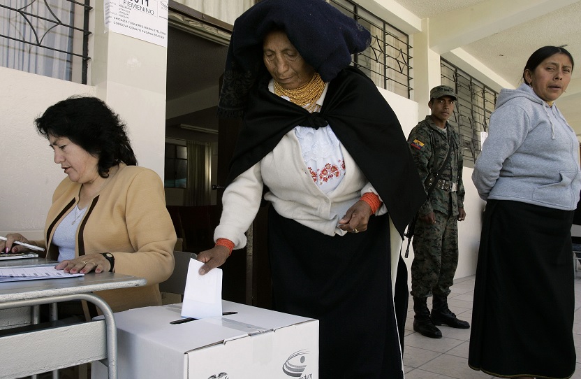 Ecuatorianos votan referéndum sobre reelección indefinida